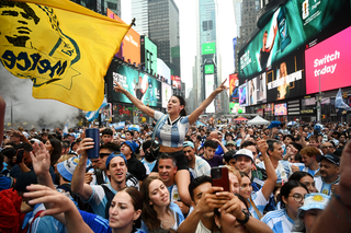 Fanii Argentinei au luat cu asalt Times Square din New York » Mii de sud-americani au animat atmosfera dinaintea finalei