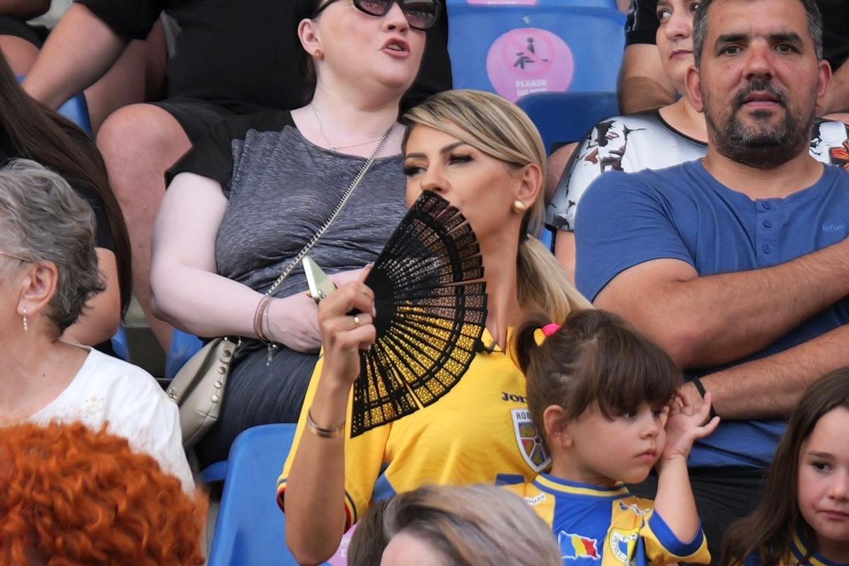 Soția fotbalistului a filmat în tribune la Petrolul - Dinamo, pentru un reality-show: „Dacă îmi tai venele, curge sânge «alb-roșu»”