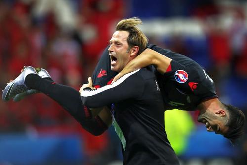 Paolo Tramezzani, cărând în spate un jucător al Albaniei după victoria contra României de la EURO 2016 // foto: Guliver/Getty Images