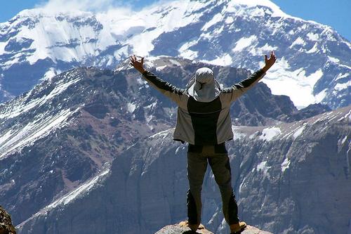 Zsolt Török îmbrățișând lumea de la înălțimea vârfului sud-american Aconcagua FOTO torok.ro