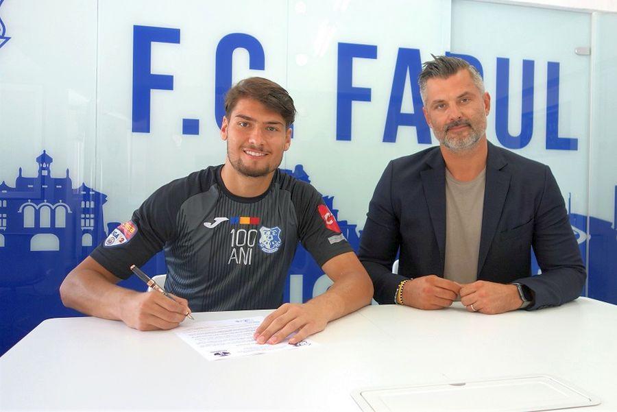 Ștefan Fara a semnat cu Farul OFICIAL Dinamo s-a mai despărțit de un jucător » Fotbalistul a semnat deja cu noua echipă