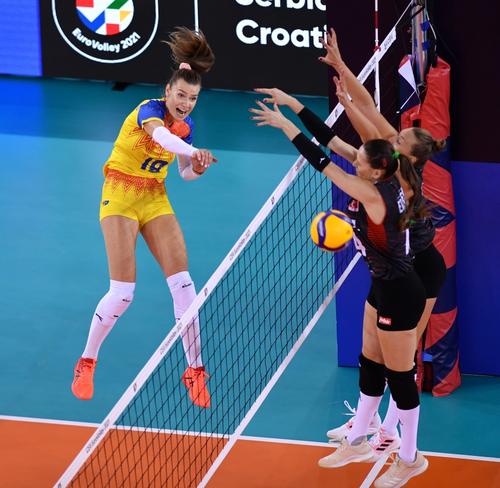 Adelina Ungureanu sparge zidul turcesc format din Erdem și Ozbay FOTO Raed Krishan