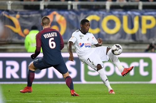 Manzala, în duel cu Marco Verratti, mijlocașul lui PSG/ foto Imago Images