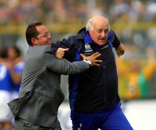 Carlo Mazzone în cursa lui de neuitat către fanii adverși (foto: Guliver/Getty Images)
