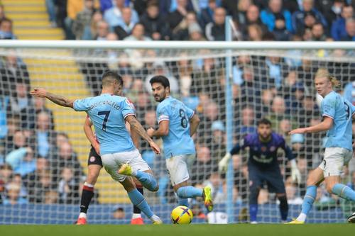 Barcelona e la un pas să ajungă la un acord cu Manchester City pentru împrumutul fundașului dreapta Joao Cancelo, 29 de ani.