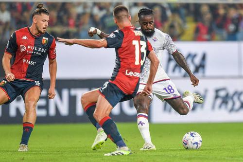 Radu Drăgușin (stânga), în meciul Genoa - Fiorentina/ foto Imago Images