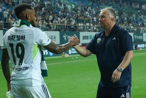 Jeonbuk, echipa antrenată de Dan Petrescu (55 de ani), a pierdut în runda #27 din Coreea de Sud, 0-1 pe terenul liderului Ulsan Hyundai.