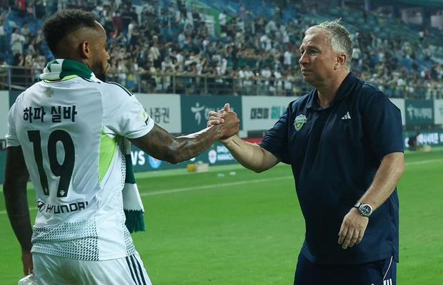 Dan Petrescu a pierdut în Coreea de Sud și e la 19 puncte distanță de lider
