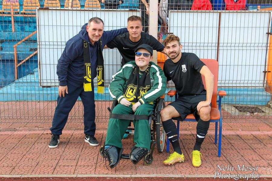 Florin Alexandru, în scaun cu rotile, a murit la începutul lunii iunie. Suferea de „Distrofia musculară Duchenne” Impresionant: 2.300 de km parcurși de fanii Ceahlăului pentru a-și vedea echipa + Poveste tulburătoare: „Nu a mai apucat să trăiască bucuria promovării”