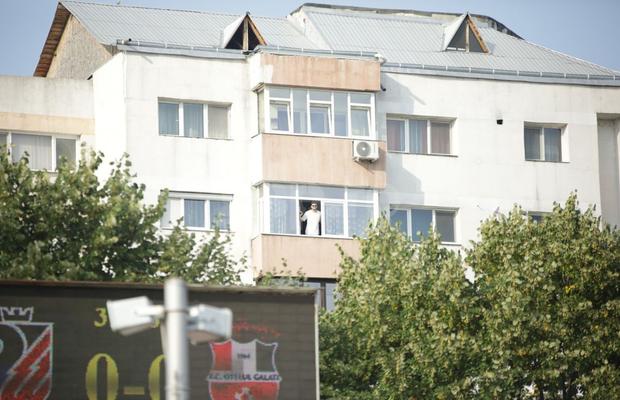 La „lojă” în propriul balcon »Mihai Roman II a urmărit meciul Botoșani - Oțelul, la o zi după ce și-a reziliat contractul cu echipa lui Valeriu Iftime