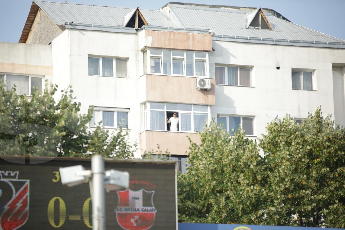 La „lojă” în propriul balcon »Mihai Roman II a urmărit meciul Botoșani - Oțelul, la o zi după ce și-a reziliat contractul cu echipa lui Valeriu Iftime