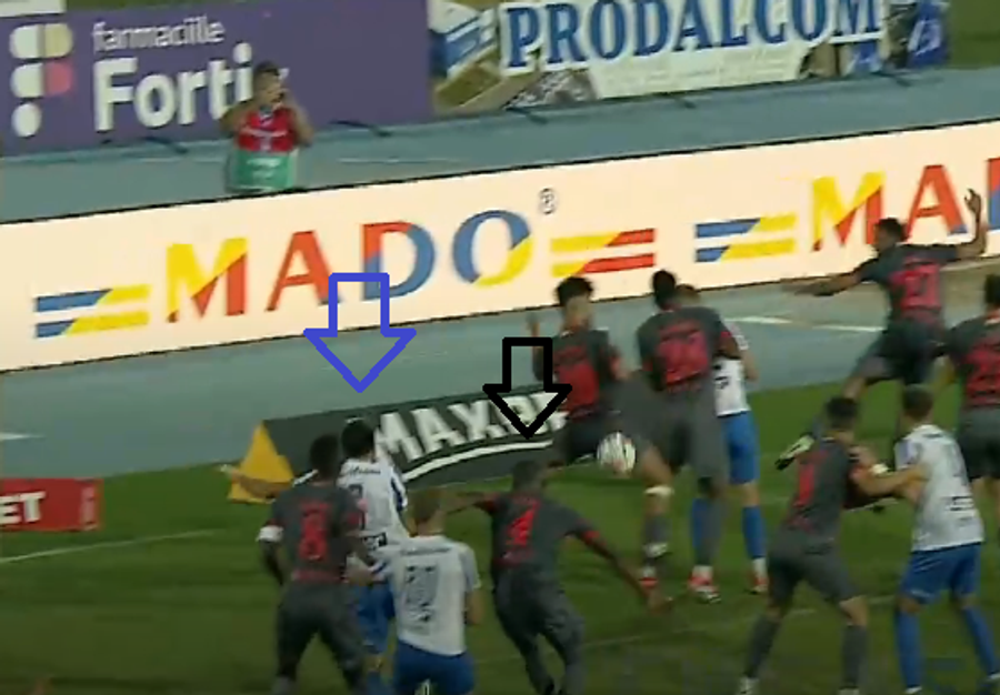 Samayoa îl păcălește ușor pe Boateng și îl lasă în urmă El e „intrusul” din echipa lui Dinamo: a făcut cadou 4 goluri adversarilor