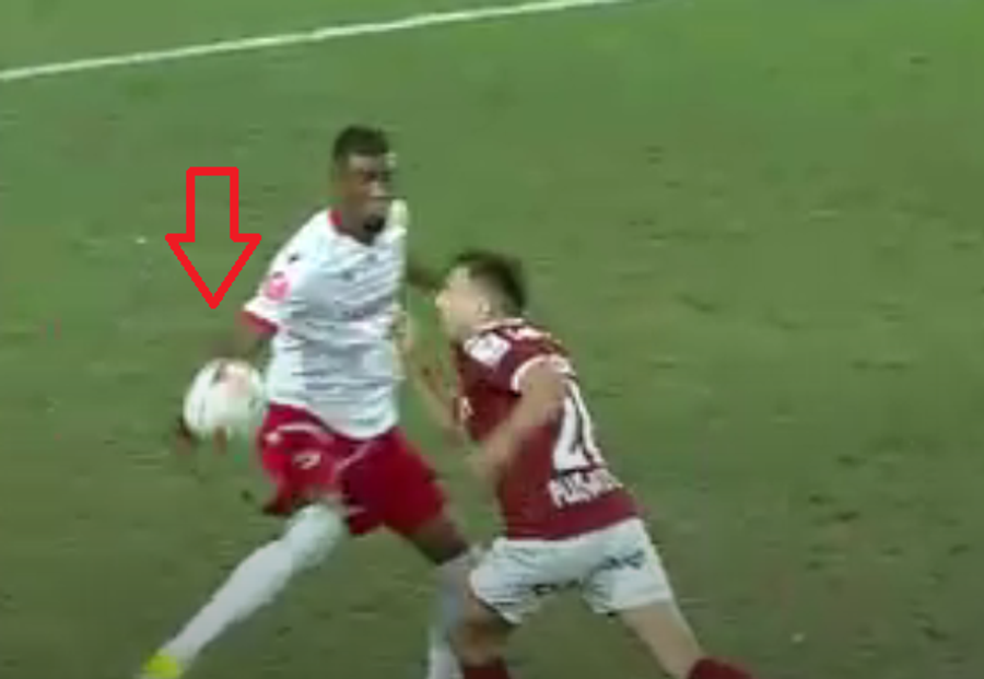 Lovitura de pedeapsă a fost dictată după intervenția VAR El e „intrusul” din echipa lui Dinamo: a făcut cadou 4 goluri adversarilor