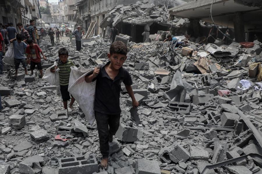 Imagini dezastrului din Gaza, bombardată non-stop de aviația israeliană / Foto: Imago Asociația Antrenorilor Italieni cere excluderea Israelului din orice competiție: „Prea mulți morți nevinovați. Printre ei, destui sportivi”