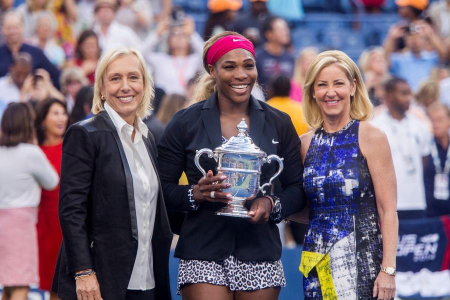 Martina Navratilova și Chris Evert alături de Serena Williams în 2014 cu trofeul de la US Open Foto: Imago Images De ce nu are US Open un împărat dominant la fel ca la Melbourne, Paris și Londra? » Halep oferea o explicație, Mouratoglou vine cu altele: „O mie de tentații!”