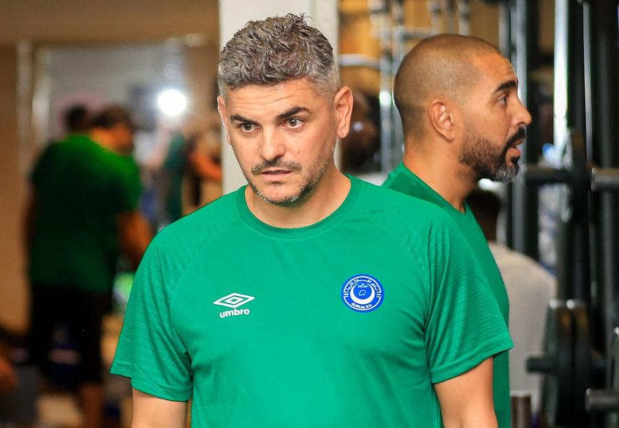 Viorel Dinu, la Al Hilal // foto: Facebook @ Al Hilal S.C Laurențiu Reghecampf a debutat în campionatul din Sudan, într-un decor auster