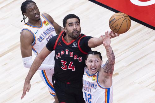 Jontay Porter (în mijloc), exclus din NBA pentru implicarea în industria pariurilor ilegale/Foto: Imago Images