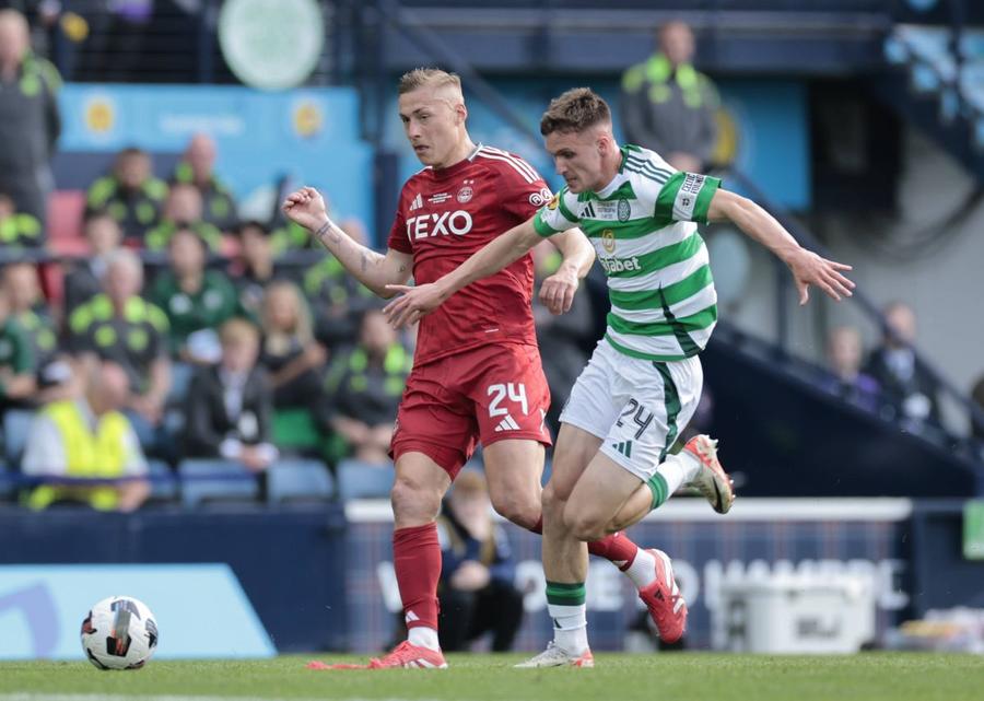 Kristers Tobers (în roșu), în finala Cupei Scoției pe care Aberdeen a câștigat-o contra lui Celtic / Foto: Imago Alți trei jucători, out de la Aberdeen în play-off » FCSB a scăpat de atacantul recent transferat de la AC Milan!