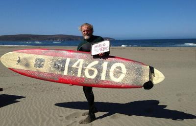 Povestea lui Dale Webster, omul care a urcat pe placa de surfing 14.641 zile fără întrerupere » Rechini, pietre la rinichi și guacamole: „Propriul meu Disneyland!”