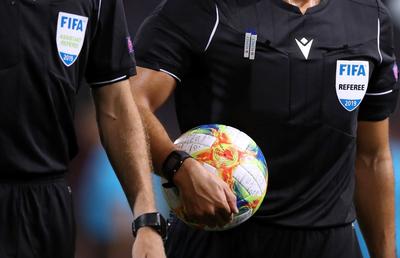Se tem de „cel mai slab arbitru din lume” la Aberdeen - FCSB » Anchetat pentru blaturi și meciuri de poker cu fotbaliști