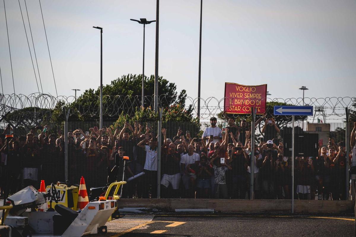 Nici n-a apucat să debuteze la Roma și deja face senzație: 500 de italieni l-au așteptat pe aeroport!