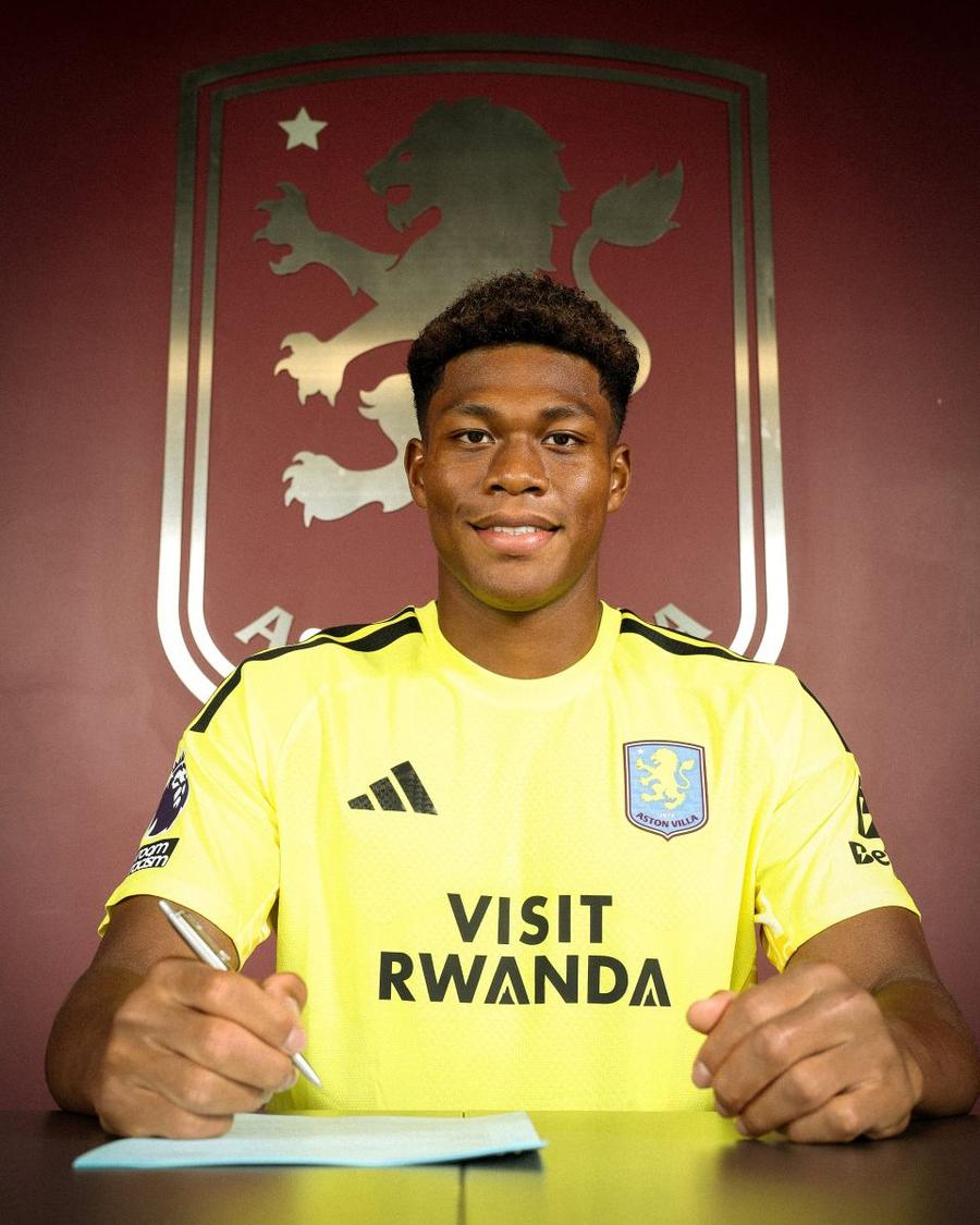 Zion Suzuki a semnat un contract pe 3 ani / Foto: X Aston Villa Fostul elev al lui Cristi Chivu a semnat în Premier League » Au anuțat două transferuri deodată