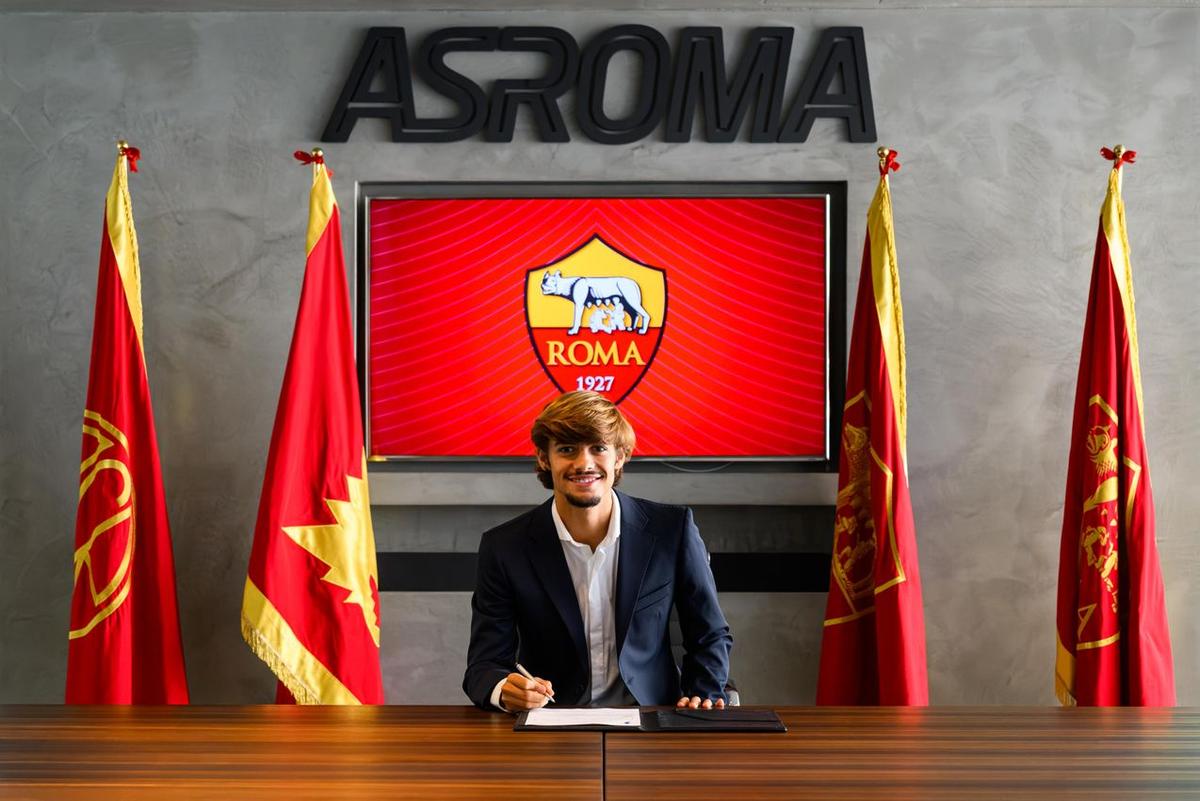 Nici n-a apucat să debuteze la Roma și deja face senzație: 500 de italieni l-au așteptat pe aeroport!
