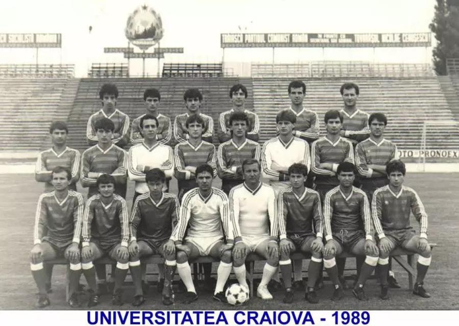 Universitatea Craiova versiune 1989: Emil Săndoi („Eugen”) și Gică Popescu („Petrescu”) sunt umăr la umăr în poza de grup (rândul doi, în mijloc) Emil Săndoi, „Eugen” de la Securitate: „Știe ce are de făcut la lot” + Ce a scris despre Gică Popescu „Petrescu” și conexiunile incredibile cu dosarul de agent al „Baciului”