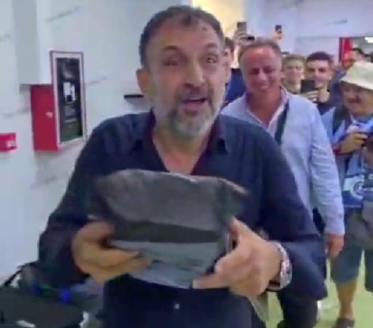 Imagini antologice: patronul a intrat în vestiar cu punga de bani