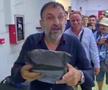 Imagini antologice: patronul a intrat în vestiar cu punga de bani