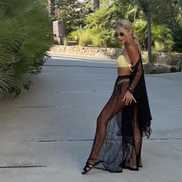 Bernadette Szocs se relaxează în Mykonos
