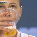 Amanda Anisimova, surprinsă cu o băutură misterioasă în timpul meciului // foto: captură X @TheTennisLetter