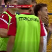 Răzvan Tănasă, apucat de gură de un membru al staff-ului celor de la FC Bihor / FOTO: captură Prima Sport
