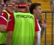 Răzvan Tănasă, apucat de gură de un membru al staff-ului celor de la FC Bihor / FOTO: captură Prima Sport