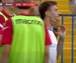 Răzvan Tănasă, apucat de gură de un membru al staff-ului lui FC Bihor / FOTO: captură @Prima Sport