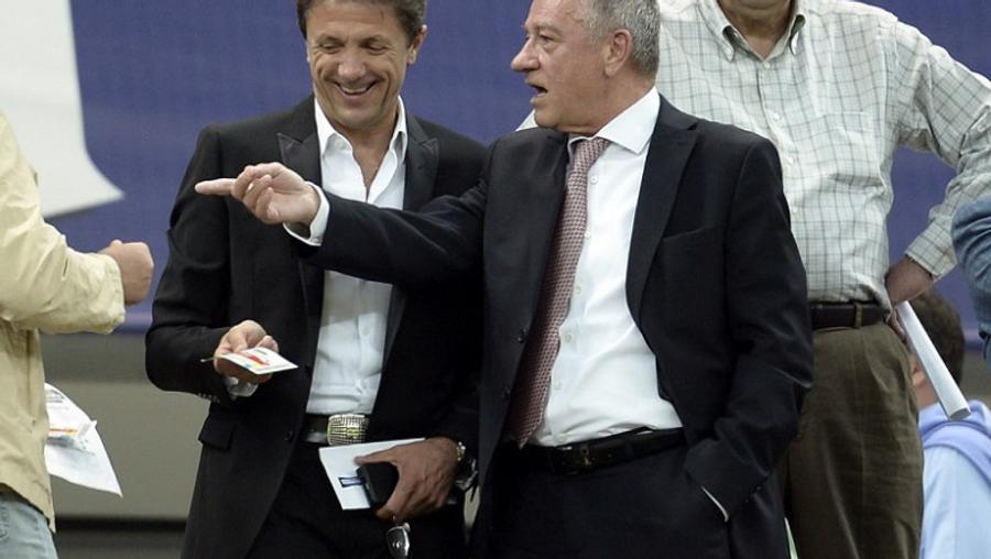 Gică Popescu a pus apariția dosarului său de colaborator în 2009 pe seama faptului că ar fi existat un complot de denigrare într-un moment în care intenționa să candideze împotriva lui Mircea Sandu la șefia FRF, în 2010 Emil Săndoi, „Eugen” de la Securitate: „Știe ce are de făcut la lot” + Ce a scris despre Gică Popescu „Petrescu” și conexiunile incredibile cu dosarul de agent al „Baciului”