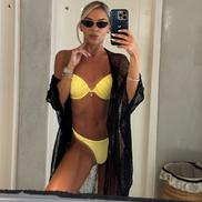 Bernadette Szocs se relaxează în Mykonos