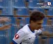 Răzvan Tănasă, apucat de gură de un membru al staff-ului celor de la FC Bihor / FOTO: captură Prima Sport