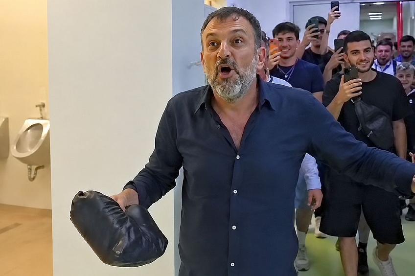 Patronul lui Dinamo Tirana a intrat în vestiar cu punga de bani