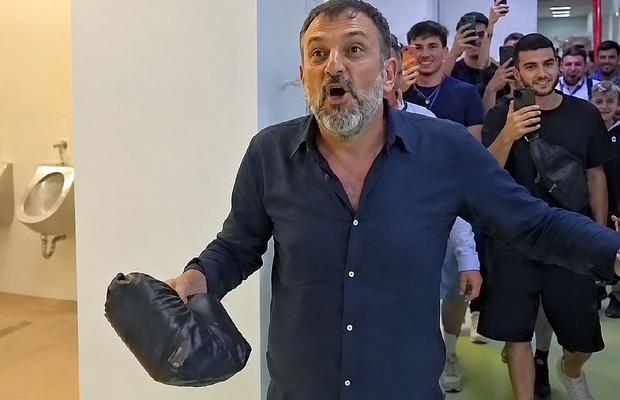 Patronul clubului a intrat în vestiar și a vărsat sacoșa cu bani, în Conference League!