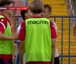 Răzvan Tănasă, apucat de gură de un membru al staff-ului celor de la FC Bihor / FOTO: captură Prima Sport