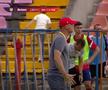Răzvan Tănasă, apucat de gură de un membru al staff-ului celor de la FC Bihor / FOTO: captură Prima Sport