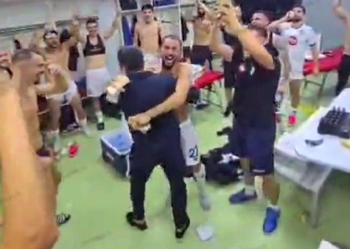 Imagini antologice: patronul a intrat în vestiar cu punga de bani
