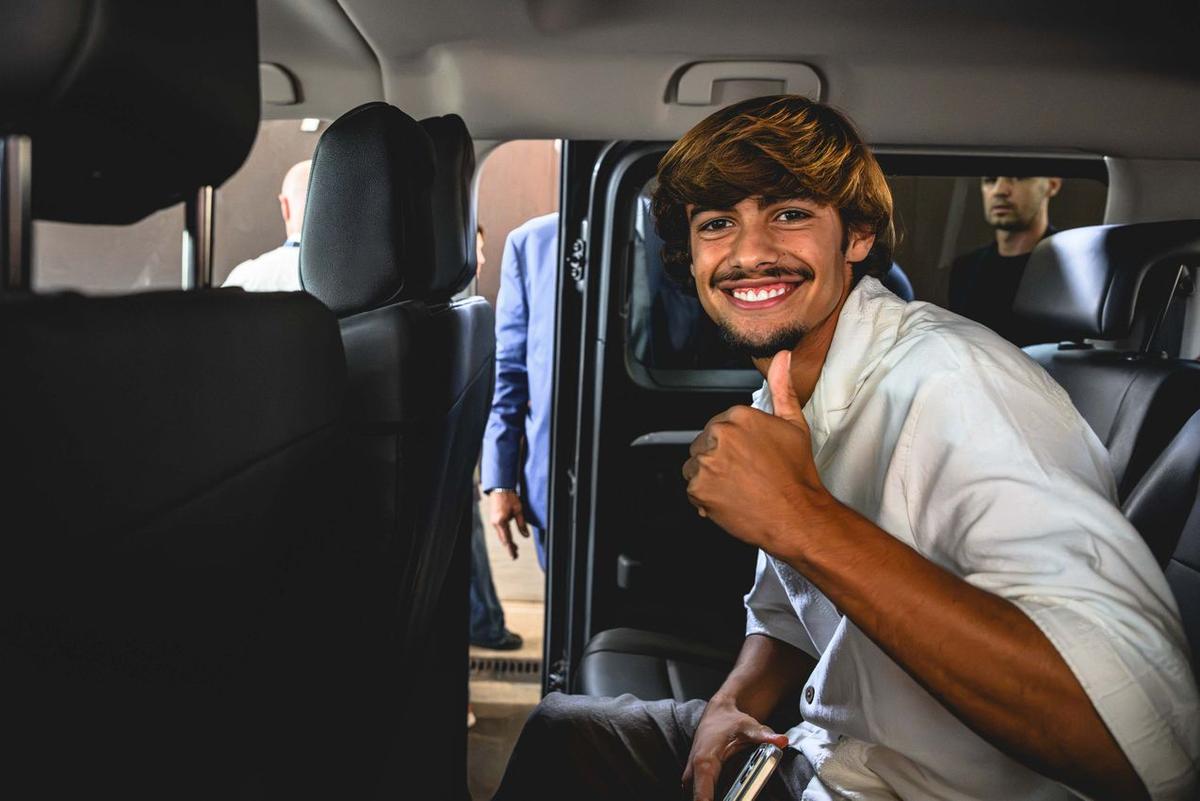 Nici n-a apucat să debuteze la Roma și deja face senzație: 500 de italieni l-au așteptat pe aeroport!
