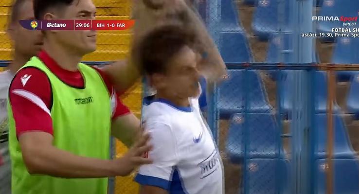 Răzvan Tănasă, apucat de gură de un membru al staff-ului celor de la FC Bihor / FOTO: captură Prima Sport