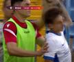 Răzvan Tănasă, apucat de gură de un membru al staff-ului celor de la FC Bihor / FOTO: captură Prima Sport