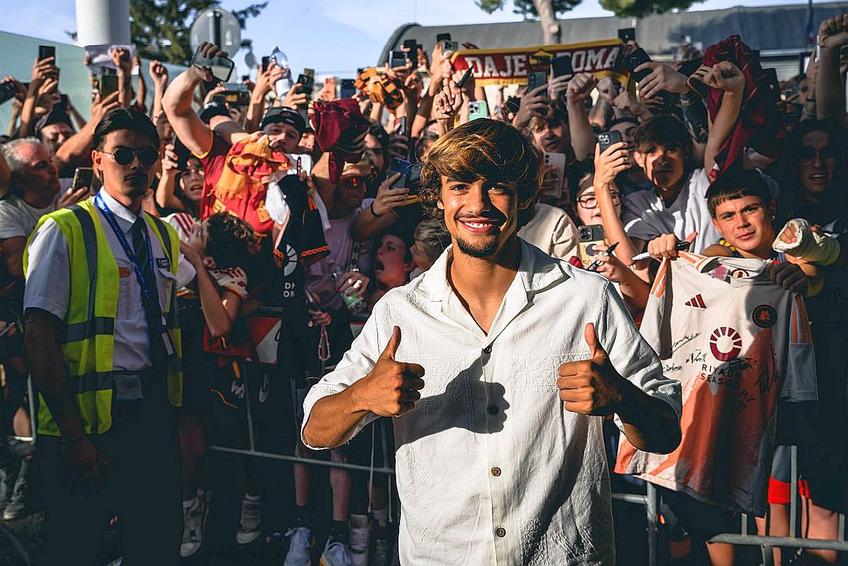 Rodrigo Mora a fost primit de aproximativ 500 de fani ai Romei la aeroport // foto: asroma.com