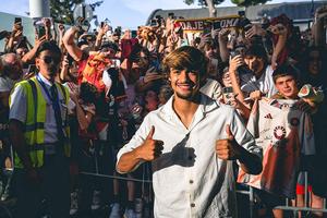 Roma, 25 de milioane de euro pentru puștiul de 19 ani! Primire de erou: 500 de fani la aeroport