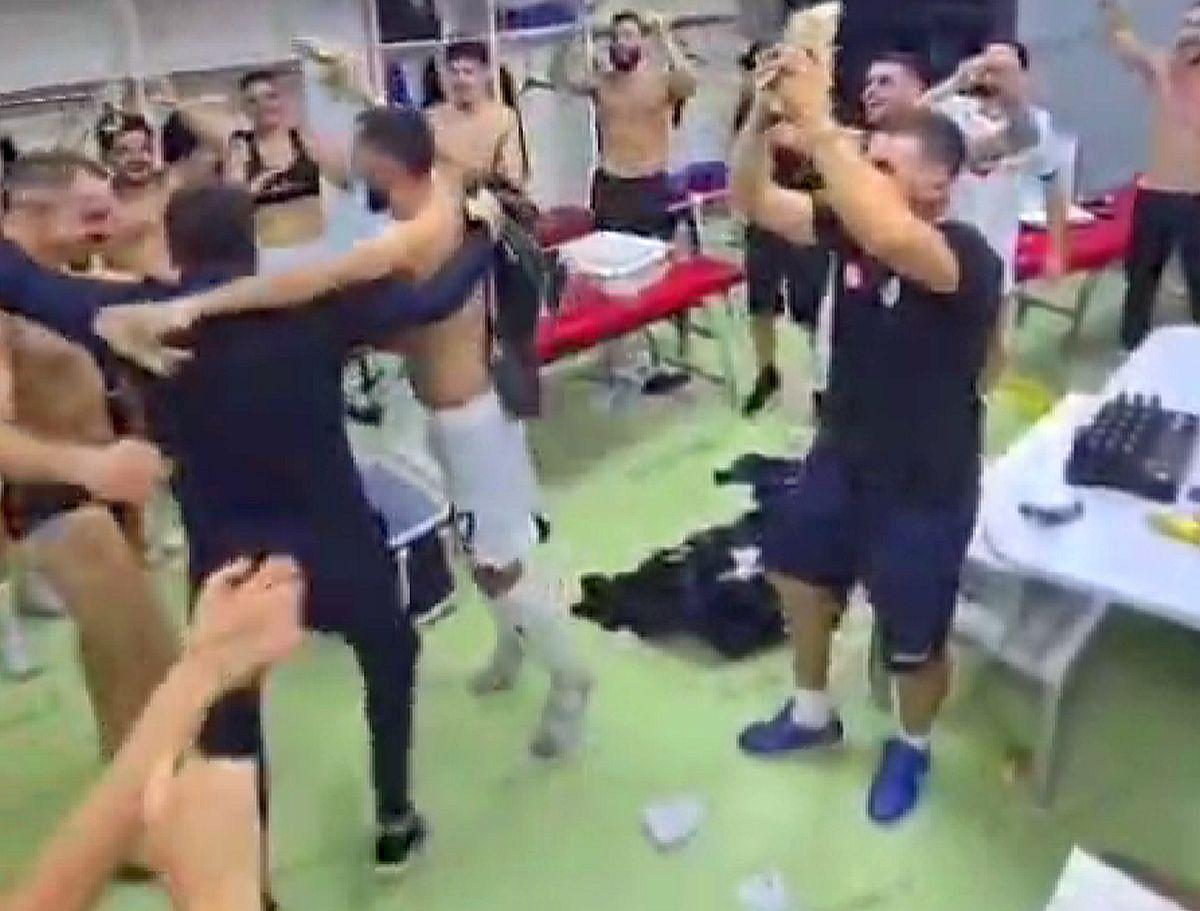 Imagini antologice: patronul a intrat în vestiar cu punga de bani