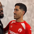 Arnold Garita i-a vizitat pe foștii colegi de la Hapoel Beer Sheva // foto: captură facebook @Hapoel Beer Sheva